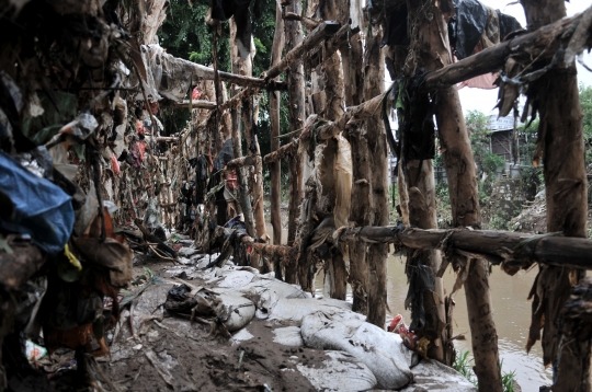 Sampah Tersangkut di Tanggul Kayu Rawajati