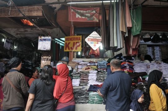 Korban Banjir Beli Seragam Sekolah