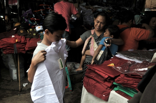 Korban Banjir Beli Seragam Sekolah