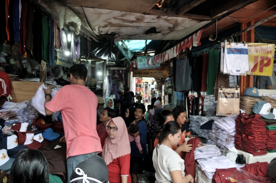 Korban Banjir Beli Seragam Sekolah