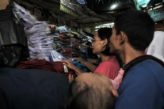 Korban Banjir Beli Seragam Sekolah