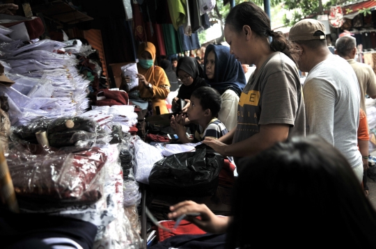 Korban Banjir Beli Seragam Sekolah