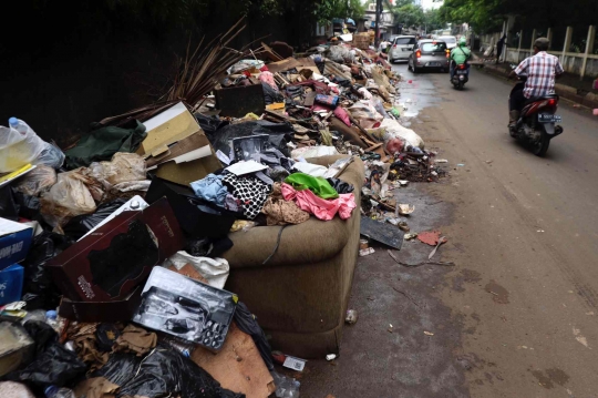 Sampah Banjir Menggunung di Jalan Raya
