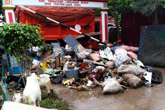 Sampah Banjir Menggunung di Jalan Raya