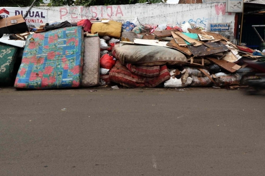 Sampah Banjir Menggunung di Jalan Raya