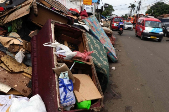 Sampah Banjir Menggunung di Jalan Raya