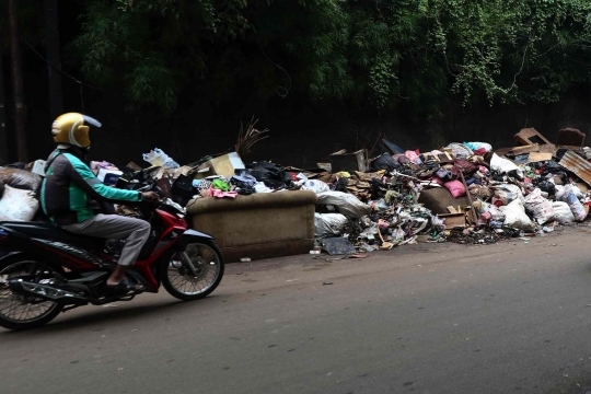 Sampah Banjir Menggunung di Jalan Raya