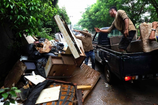 Sampah Banjir Menggunung di Jalan Raya