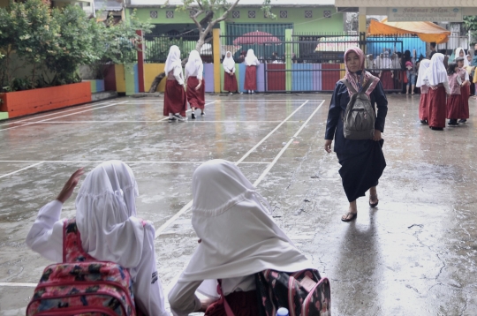 50 Persen Siswa SDN Bukit Duri 11 Tidak Masuk Sekolah Akibat Banjir