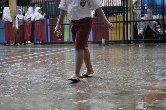 50 Persen Siswa SDN Bukit Duri 11 Tidak Masuk Sekolah Akibat Banjir