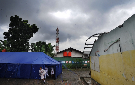 Hari Pertama Sekolah Murid Belajar Dalam Tenda Darurat