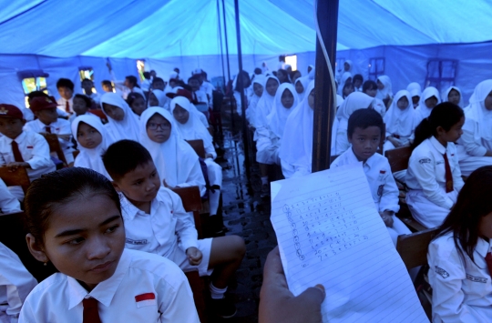 Hari Pertama Sekolah Murid Belajar Dalam Tenda Darurat