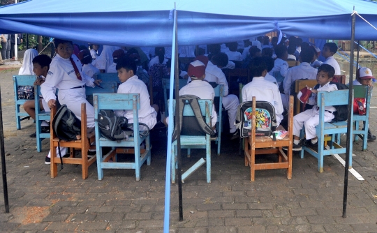Hari Pertama Sekolah Murid Belajar Dalam Tenda Darurat