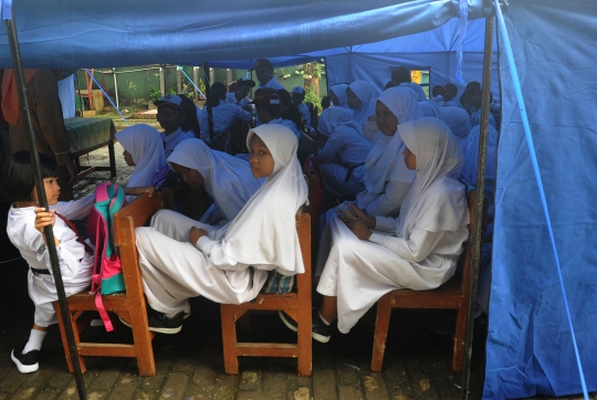 Hari Pertama Sekolah Murid Belajar Dalam Tenda Darurat