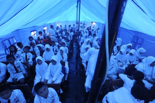 Hari Pertama Sekolah Murid Belajar Dalam Tenda Darurat