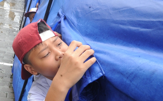 Hari Pertama Sekolah Murid Belajar Dalam Tenda Darurat