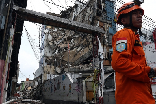 Gedung Empat Lantai di Slipi Ambruk, Tiga Orang Terluka