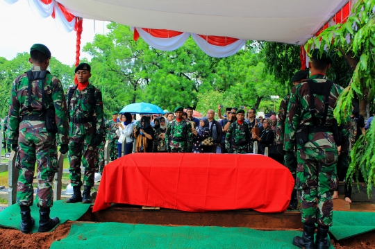 Isak Tangis Iringi Pemakaman Mien Sugandhi