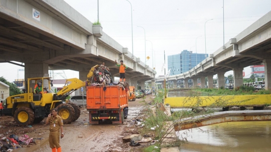 Banjir Sisakan Tumpukan Sampah di Cipinang Melayu