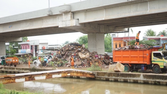 Banjir Sisakan Tumpukan Sampah di Cipinang Melayu