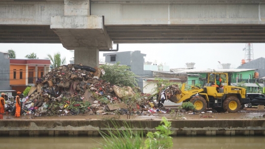 Banjir Sisakan Tumpukan Sampah di Cipinang Melayu