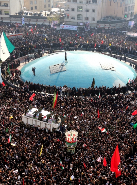 Penampakan Lautan Pelayat Iringi Pemakaman Jenderal Iran di Teheran