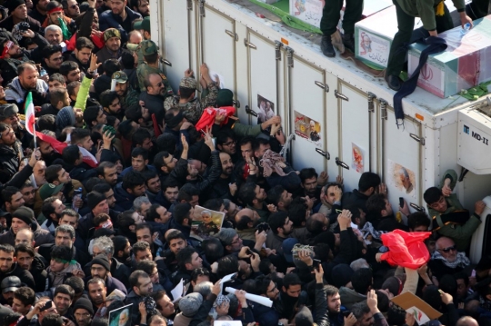 Penampakan Lautan Pelayat Iringi Pemakaman Jenderal Iran di Teheran