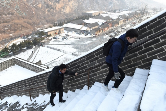 Sensasi Dingin Jalan-jalan di Tembok Besar China Saat Bersalju