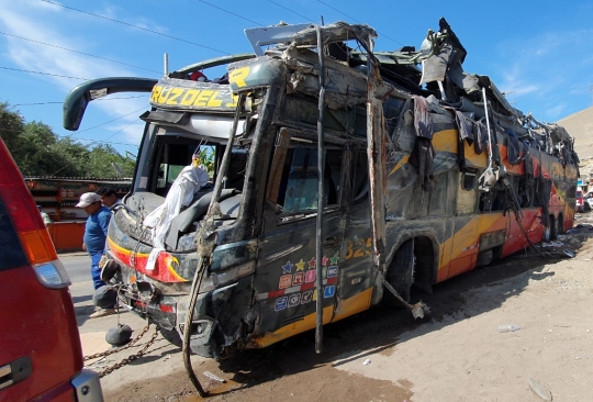 Bus Tingkat Tabrak Mobil di Peru, Belasan Orang Tewas