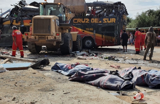 Bus Tingkat Tabrak Mobil di Peru, Belasan Orang Tewas