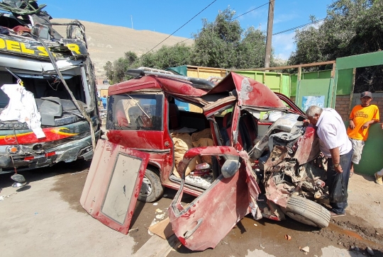 Bus Tingkat Tabrak Mobil di Peru, Belasan Orang Tewas