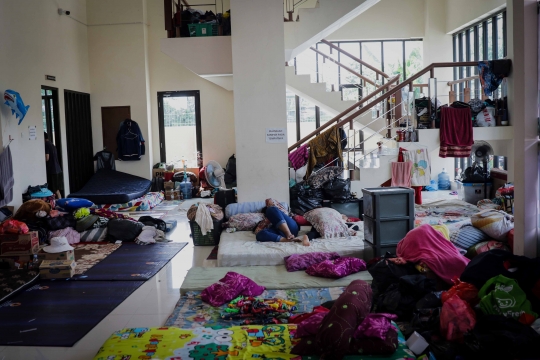 Korban Banjir Masih Bertahan di Pengungsian GOR Pengadegan