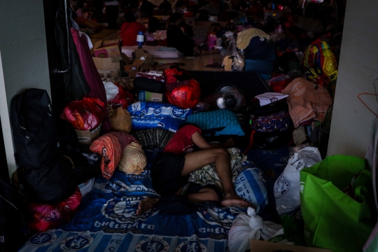 Korban Banjir Masih Bertahan di Pengungsian GOR Pengadegan