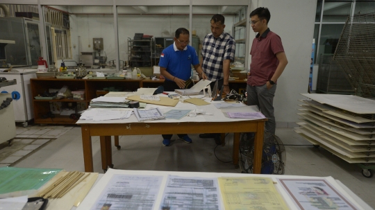 Kesibukan Tim Rescue Arsip Restorasi Dokumen Korban Banjir