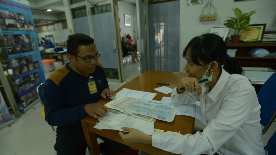 Kesibukan Tim Rescue Arsip Restorasi Dokumen Korban Banjir