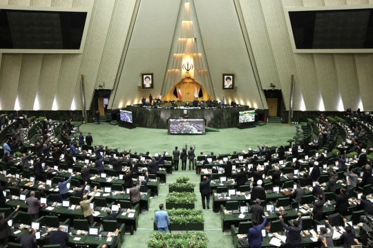 Momen Voting Parlemen Iran Tetapkan Pasukan Amerika Teroris