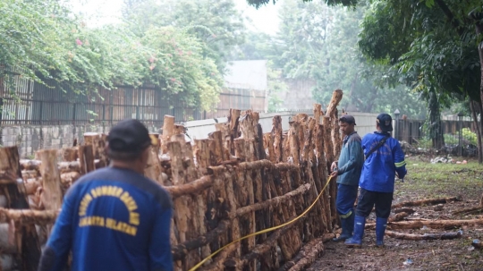 Sudin SDA Jaksel Bangun Tanggul Darurat di Kali Krukut