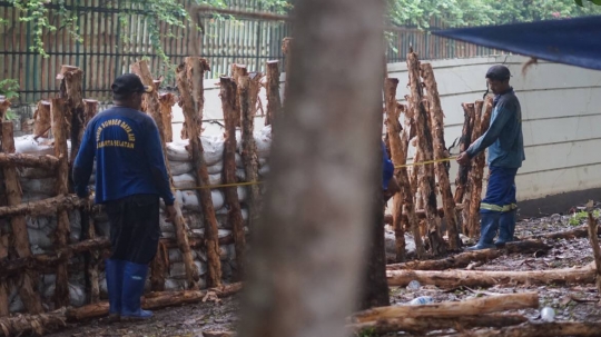 Sudin SDA Jaksel Bangun Tanggul Darurat di Kali Krukut