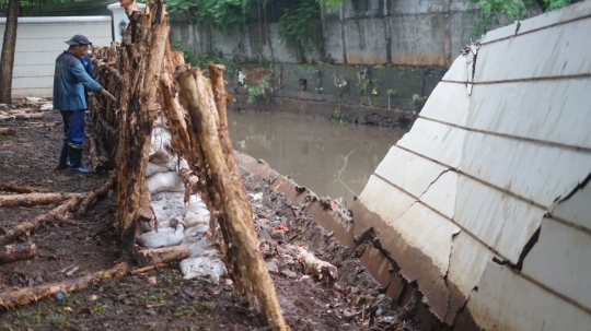 Sudin SDA Jaksel Bangun Tanggul Darurat di Kali Krukut