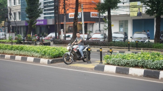 Kelakuan Pemotor Terobos Akses Pejalan Kaki dan Disabilitas