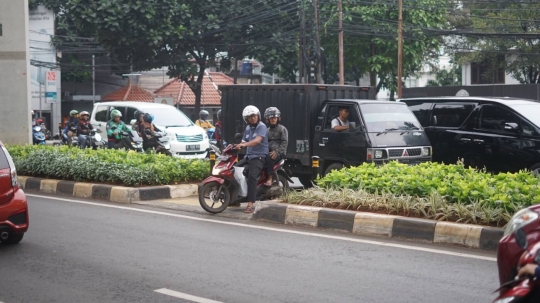 Kelakuan Pemotor Terobos Akses Pejalan Kaki dan Disabilitas