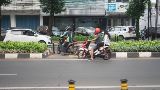 Kelakuan Pemotor Terobos Akses Pejalan Kaki dan Disabilitas