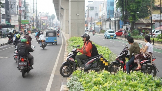 Kelakuan Pemotor Terobos Akses Pejalan Kaki dan Disabilitas