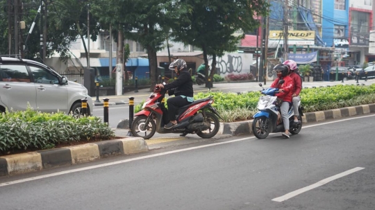 Kelakuan Pemotor Terobos Akses Pejalan Kaki dan Disabilitas