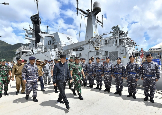 Gaya Jokowi Tinjau Kapal Perang TNI di Natuna