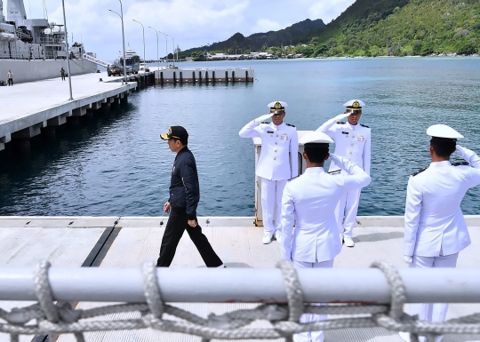 Gaya Jokowi Tinjau Kapal Perang TNI di Natuna