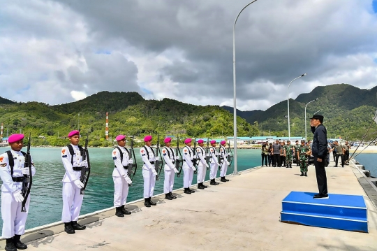 Gaya Jokowi Tinjau Kapal Perang TNI di Natuna