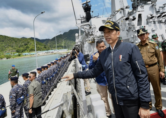 Gaya Jokowi Tinjau Kapal Perang TNI di Natuna