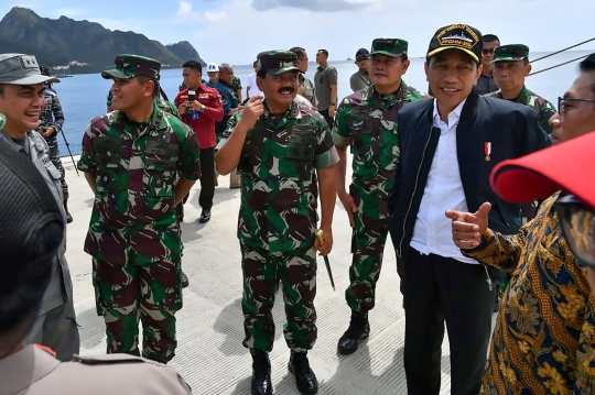 Gaya Jokowi Tinjau Kapal Perang TNI di Natuna