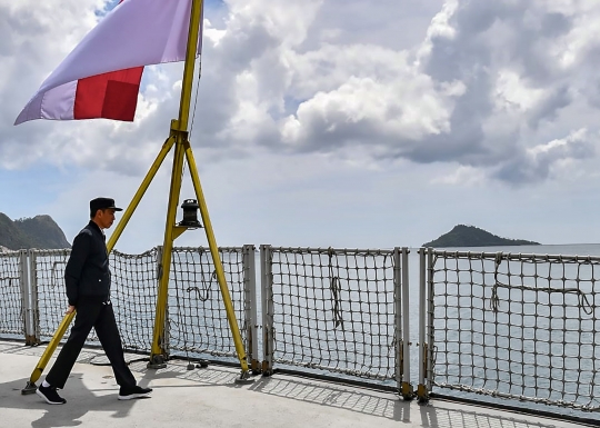 Gaya Jokowi Tinjau Kapal Perang TNI di Natuna